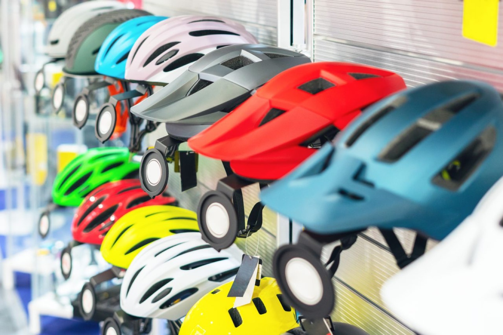 Accidents and use of helmets for e-bikers