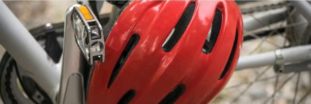 Accidents and use of helmets for e-bikers